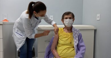 Dona Norma Schneider sendo imunizada pela enfermeira Daiane Kutszepa